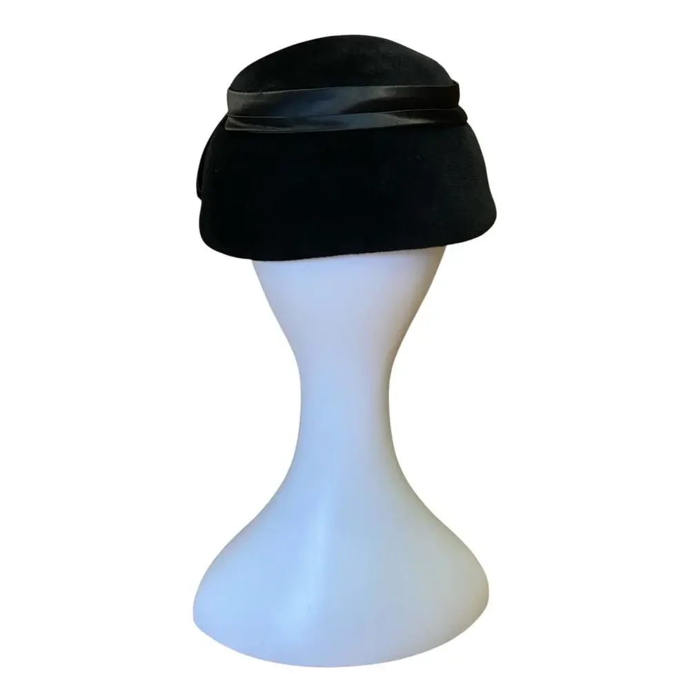 1950s Black Velour Hat w/ Satin Ribbon Bow – Vintage Cloche / Pillbox Style - Picture 4 of 9